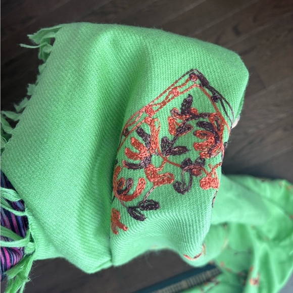 Beautiful shawl - Green Floral Women's Scarf - large shawl with embroidery - Picture 4 of 5